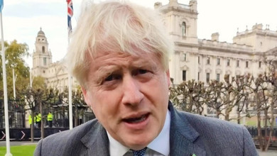 Надто смішно, щоби не поділитися: Бориса Джонсона дзьобнув страус. Відео