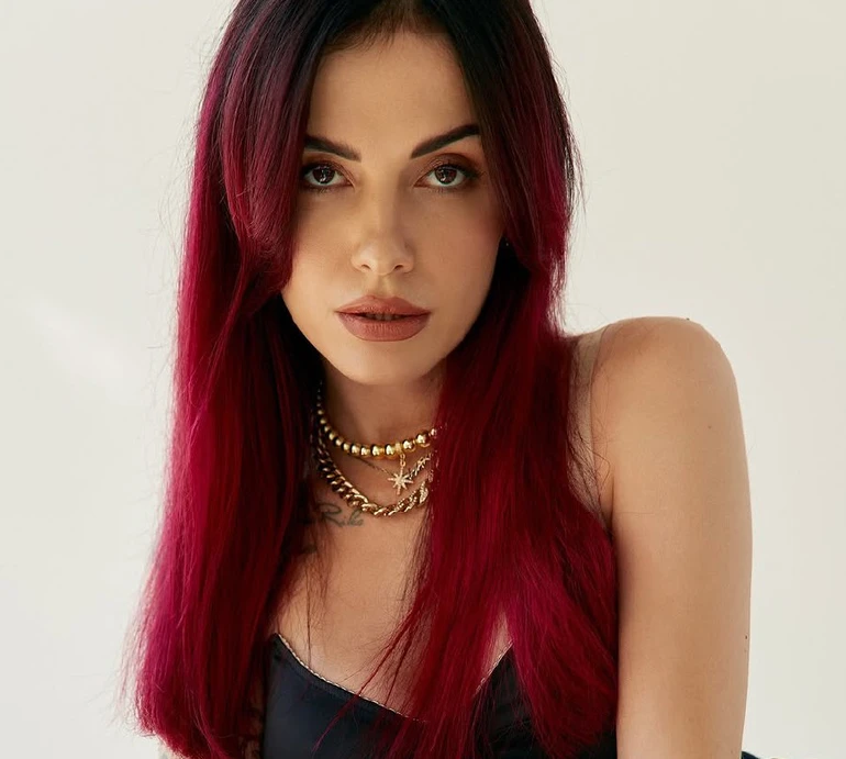 MamaRika у червоному бікіні посвітила сідницями в басейні і насмішила позою навпочіпки