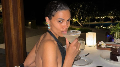 Кунакі у бікіні та мокрій сукні поспокушала формами на пляжі. Фото