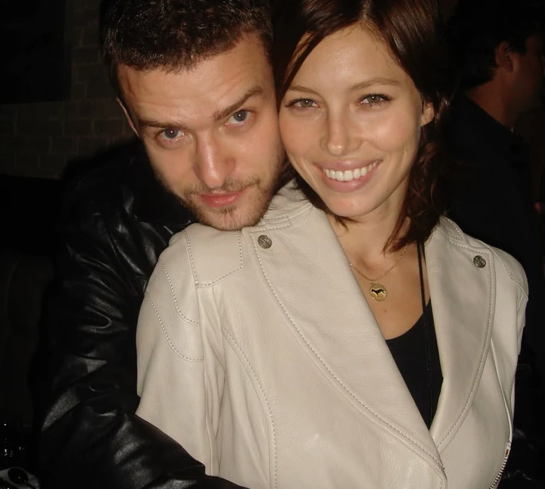 Немає більшої нагороди: Джастін Тімберлейк замилував обіймами з синами від Джессіки Біл. Фото