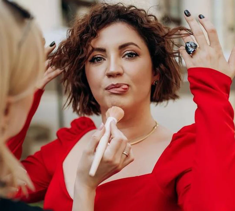 Бути жінкою: Цибульська у ненормальному челенджі показала, як тримати баланс з пляшкою на голові