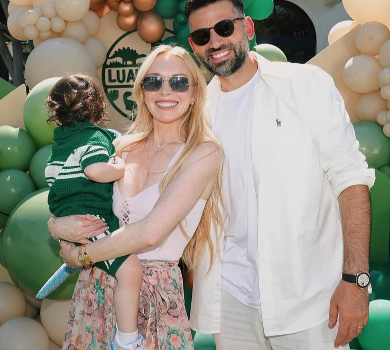 Лохан із чоловіком на 2-річчя сина влаштували свято з динозаврами і пухнастими курками