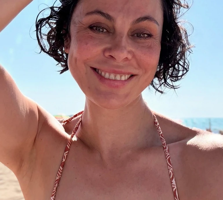 Настрій, гарячіший за літо: ексдружина Кличка у білому бікіні показала свій мокрий релакс. Відео