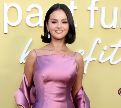 Гомес у пурпуровому міні з накидкою посвітила стрункими ніжками на своєму благодійному заході