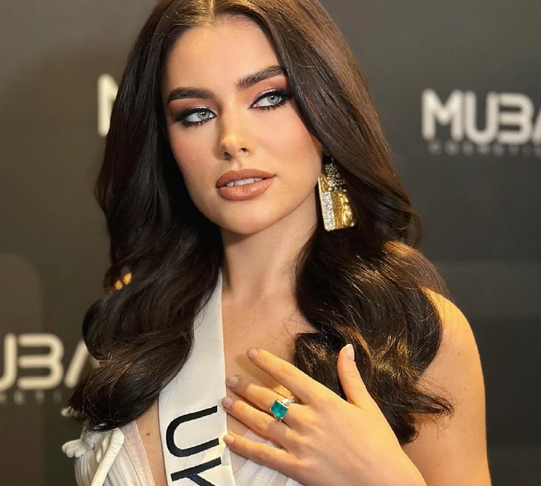 Екстраміні від Фролова та сукня з прозорим ліфом: зухвалі луки Усанової на Міс Всесвіт