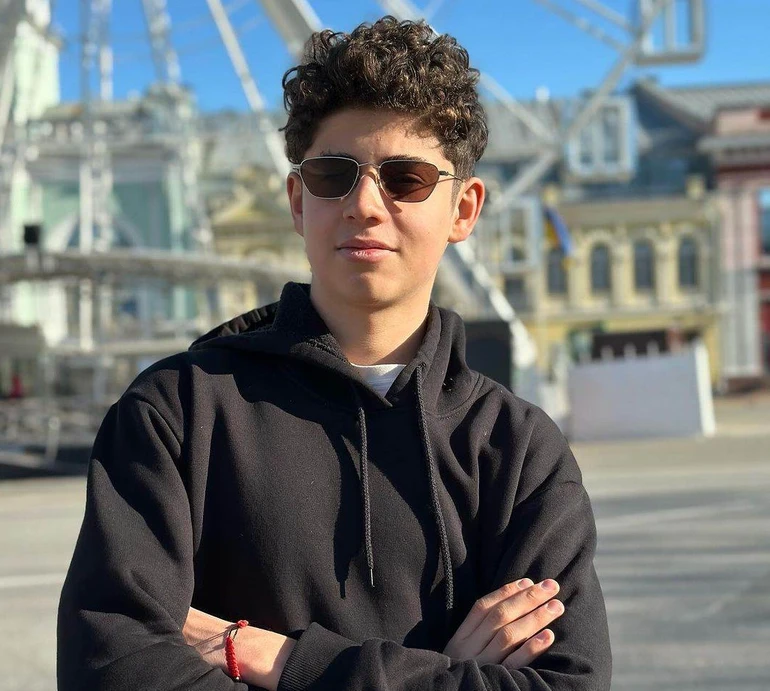 15-річний син Дімопулос знову приїхав до Києва і показався з татом. Фото