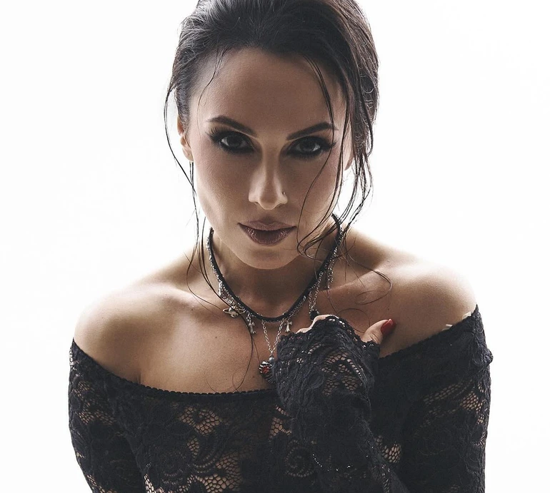 Діджейка Нана в обтислому гіпюрі попозувала на підлозі та дала визначення мистецтву