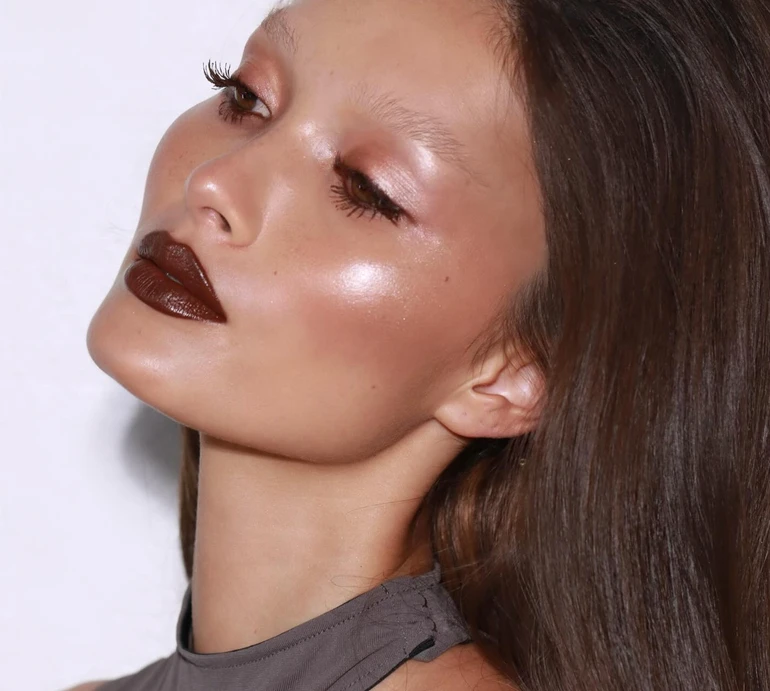 Тренди мейкапу на 2025 рік: вайб 90-х, цілунок сонця та заблюрені губи. Фото