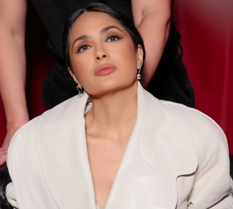 58-річна Хаєк у мереживному комбінезоні вразила розтяжкою та зізналася, чи почувається сексуальною. Фото