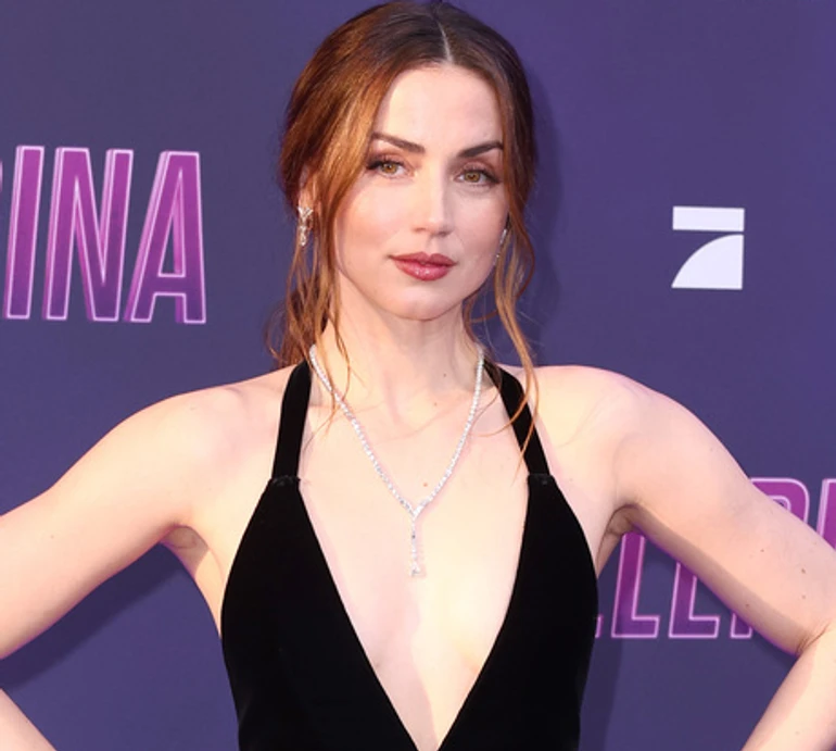 Тома Круза не було: Ана де Армас в оксамиті з баскою та декольте попозувала на прем'єрі свого фільму. Фото