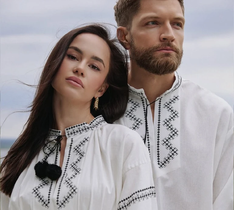 Парфільєва з чоловіком у чорно-білих вишиванках показали романтику на схилах Дніпра