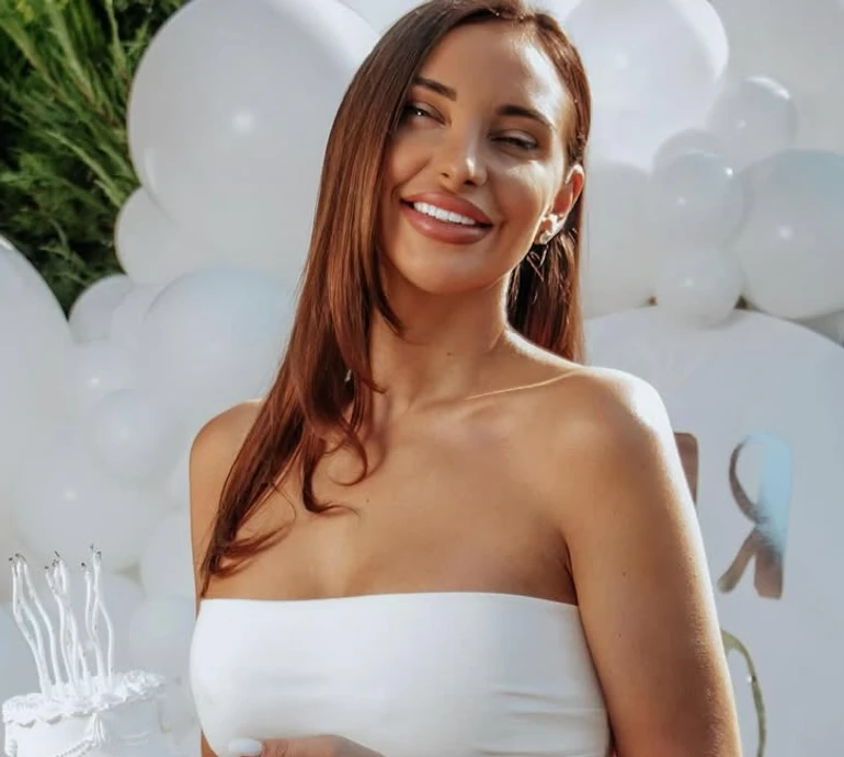 Люблю порушувати правила: Шишпор у бікіні виставила на камеру пружні сідниці. Фото