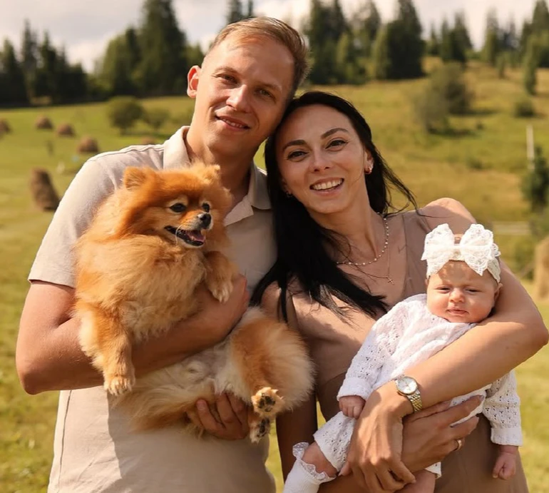 Олімпійська призерка Геращенко з чоловіком і 2-місячною донькою показали ніжності на тлі Карпат