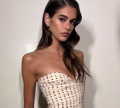 Дочка Кроуфорд у лосинах і крихітному топі ефектно попозувала на підлозі для реклами своєї колекції. Фото