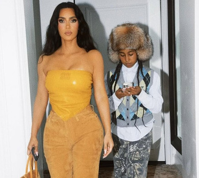 Мініспідниця, корсет і блакитні пасма: Кардашян розкритикували за модний вихід 12-річної дочки у Римі. Фото