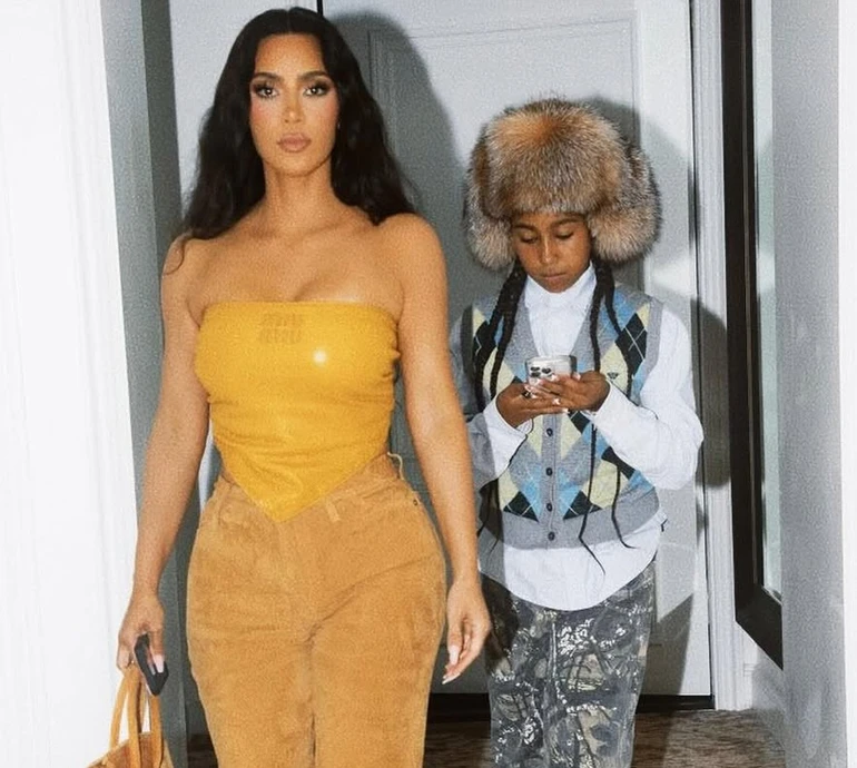 Мініспідниця, корсет і блакитні пасма: Кардашян розкритикували за модний вихід 12-річної дочки у Римі. Фото