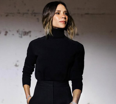 Бекхем у сітчастих колготках виставила ніжки в елегантній позі на обкладинці глянцю