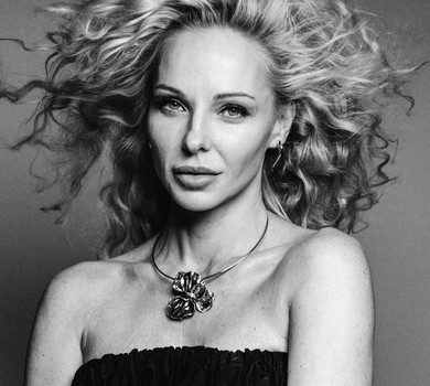 Трегубова з пишною зачіскою та в балахоні посвітила стегном у зухвалій позі. Ч/б фото