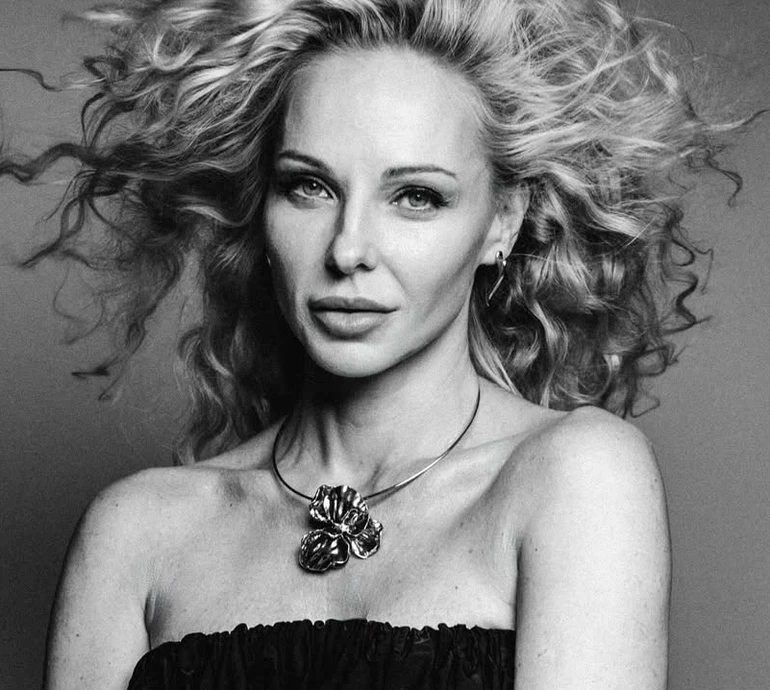 Трегубова з пишною зачіскою та в балахоні посвітила стегном у зухвалій позі. Ч/б фото