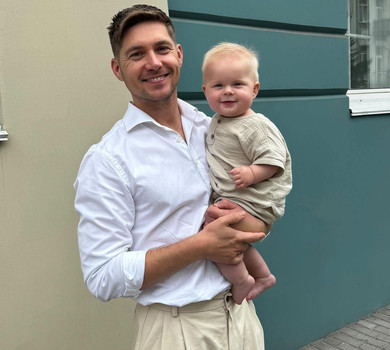 Тимофій ріс веселим хлопчиком, поки...: Остапчук дикторським голосом кумедно озвучив події свого звичайного сімейного дня. Відео