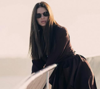 Дружина Усика у шоколадному міні похвалилася довжелезними ногами на урбаністичних фото