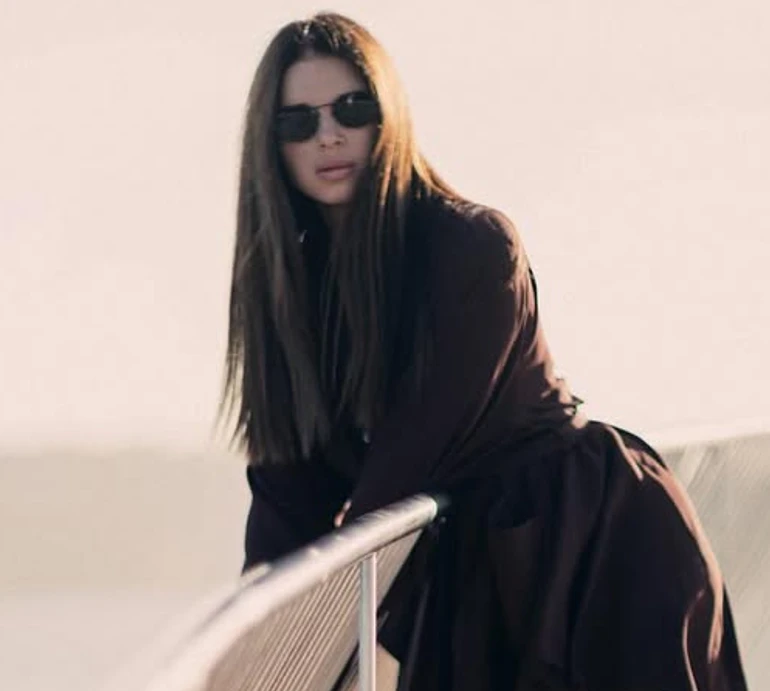 Дружина Усика у шоколадному міні похвалилася довжелезними ногами на урбаністичних фото