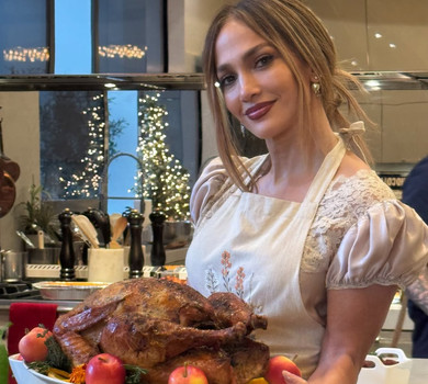 Лопес у шовковій сукні та фартушку показала, як із дитиною куховарила до Дня подяки. Фото