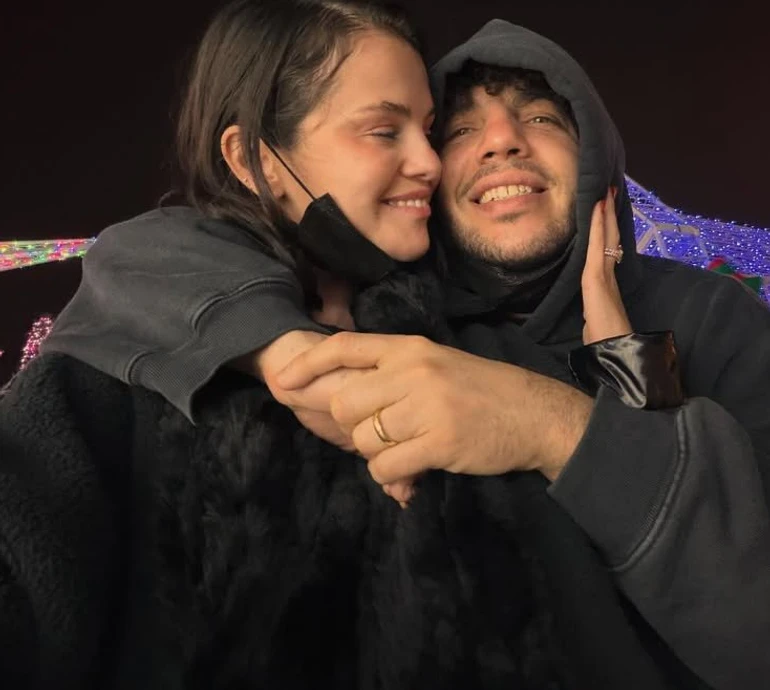 Атракціони та солодкі обійми: як Гомес із чоловіком у Країні див розважалися. Фото