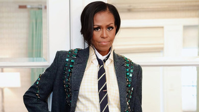 Твід, краватка та кристали: Обама попозувала на кріслі у стильному діловому образі. Фото