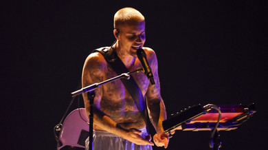 Бібер у самих боксерках і шкарпетках ошелешив публіку вразливим виступом на Греммі вперше за 4 роки