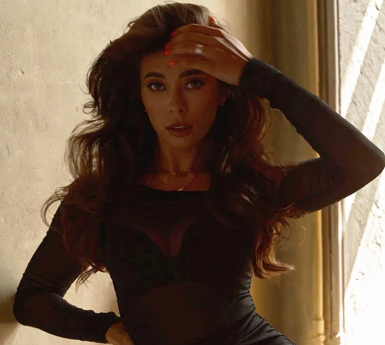 Амбасадор жіночності Неплях посвітила вигинами та спіднім на гламурних ФОТО