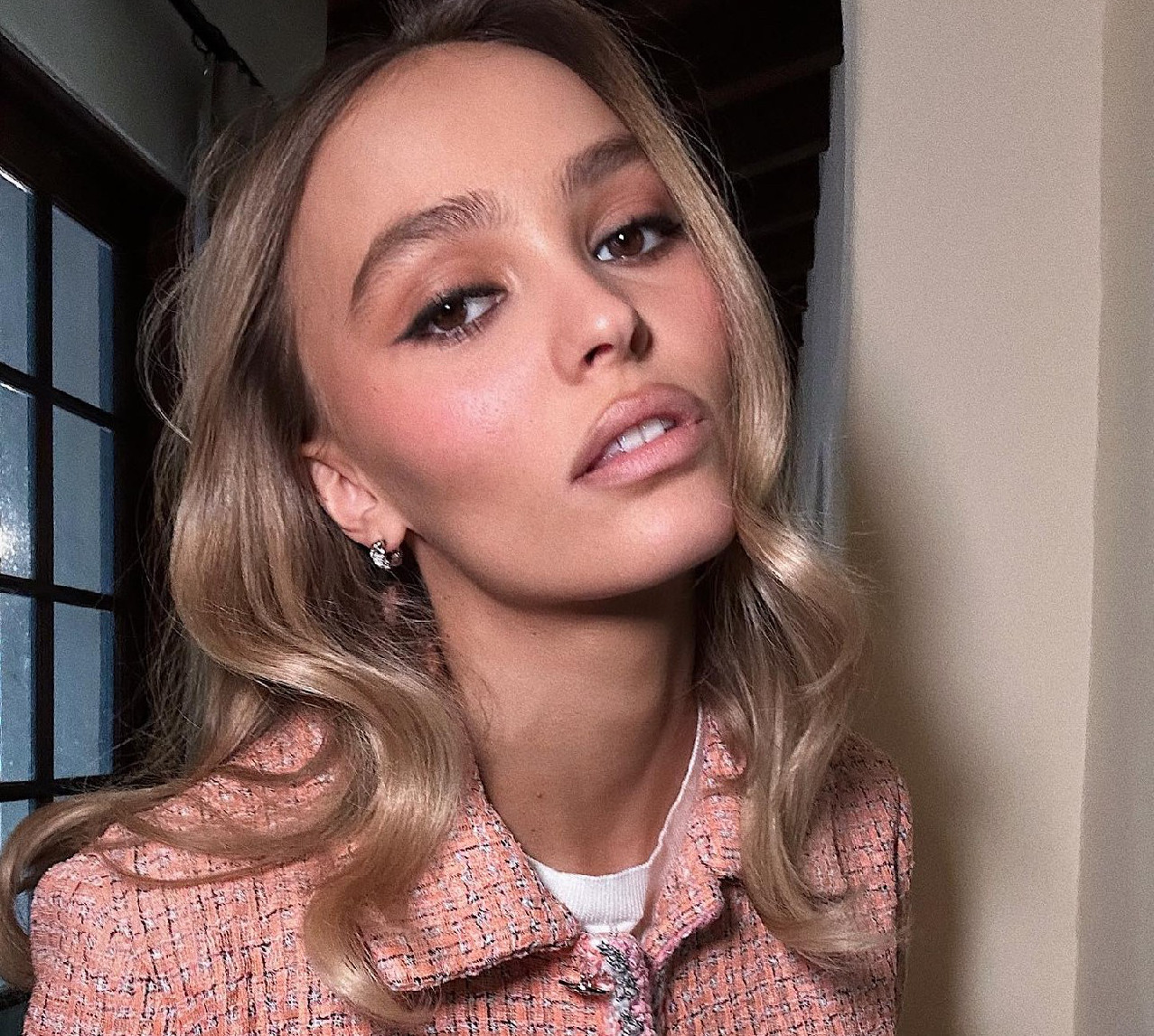 Дочка Деппа блиснула ніжками в рожевому костюмі Chanel. ФОТО