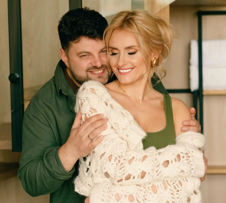 Секрет: Федишин у новому кліпі знялася з коханим та заінтригувала округлим животом. Відео