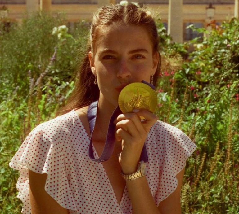 Магучіх у романтичній сукні і з букетом закарбувала на плівку паризькі спогади