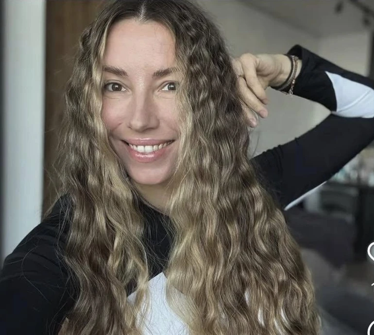 Невістка Ющенка в обтислому спортлуці з вирізом на грудях похизувалася фігурою перед дзеркалом