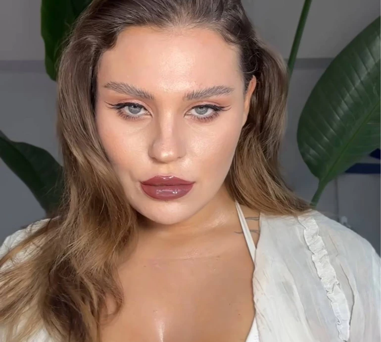 Розпашіла Заріцька без мейку та з глибоким декольте назвала ознаку хорошого тренування