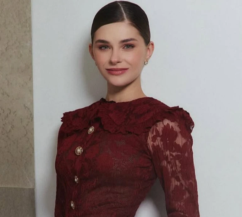 Не було навіть до пологів: дружина Остапчука похвалилася пресом у спідньому