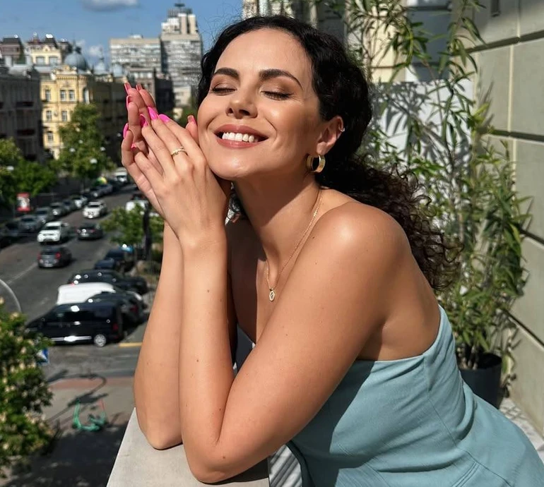 Каменських у бікіні та брилику ефектно помочила ноги в басейні