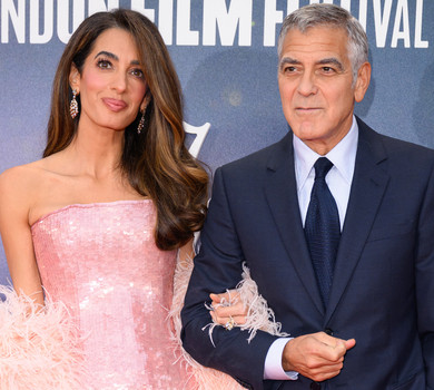 Паєтки, бахрома та пір'я: дружина Клуні у ніжно-рожевому образі шоугьорл відвідала прем'єру фільму коханого у Лондоні