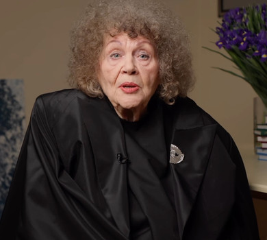 95-річна Ліна Костенко у стильному тренчі оголосила, що стала обличчям модного бренду. Відео