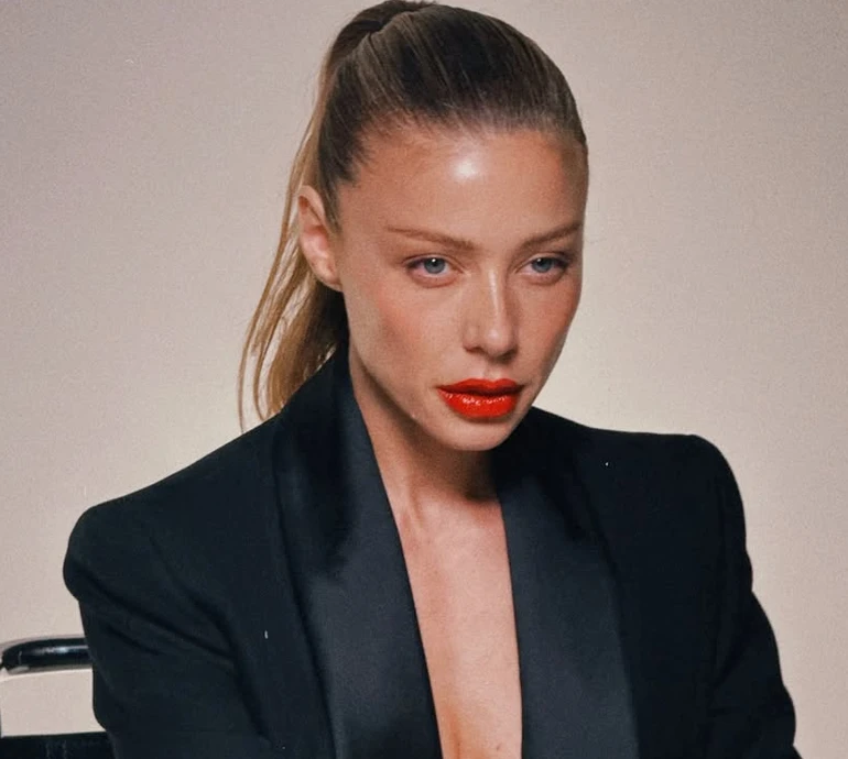 Масивні перли та атласна білизна: Кароль у стилі lady boss зухвало попозувала на стільці. Фото