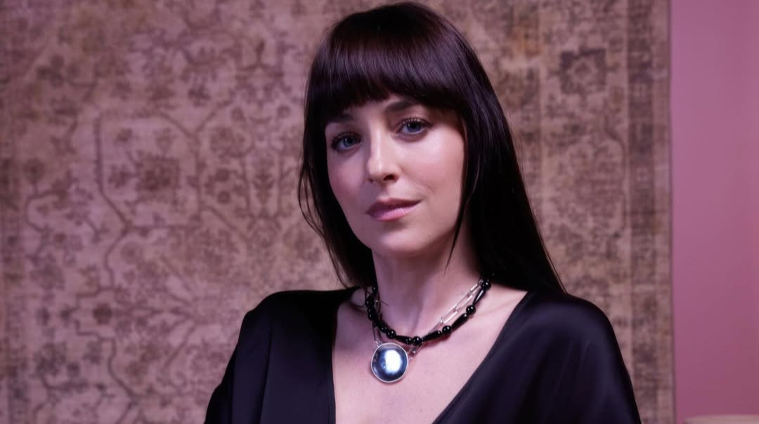 Мереживні трусики, блискуча накидка і леопард: Дакота Джонсон похизувалася довгими ногами на Тижні моди в Парижі. Фото