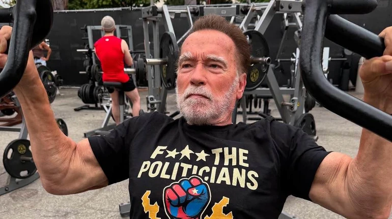 Маєш шокувати м'язи!: 78-річний Шварценеггер покерував силовим тренуванням свого позашлюбного сина. Фото