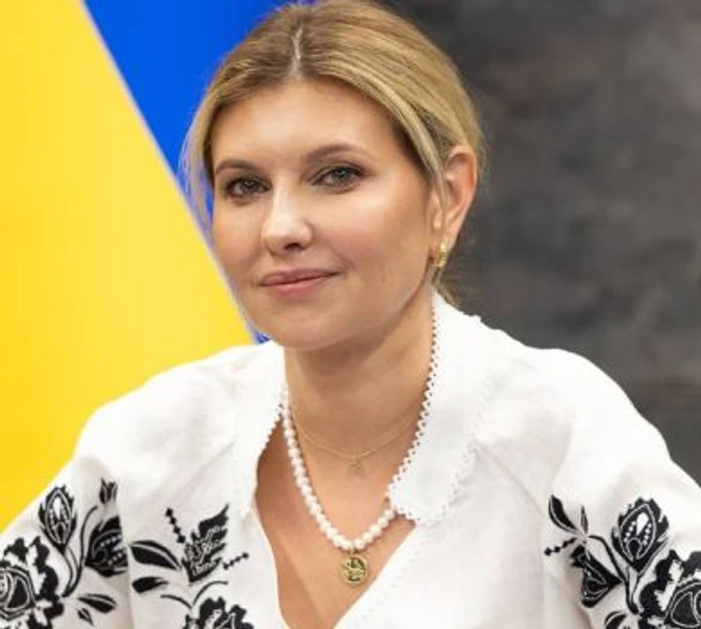Чорні троянди, перли і тризуб: Зеленська в вишиванці та українських прикрасах привітала з Днем прапора
