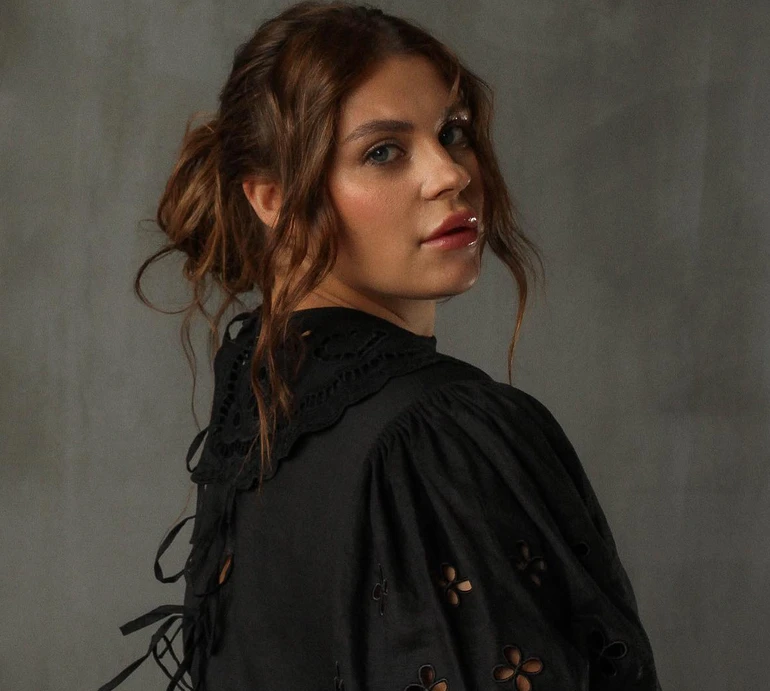 Гарна до сказу Заріцька покрасувалася на камеру в чорній сукні з бантом на спині