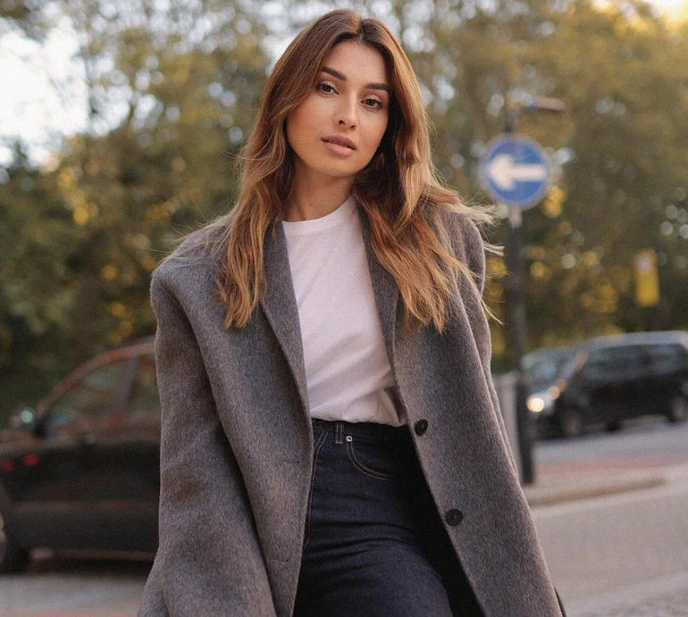 Ексдружина Ярославського вигуляла чорно-білий лук з беретом на модне шоу у Парижі. Фото