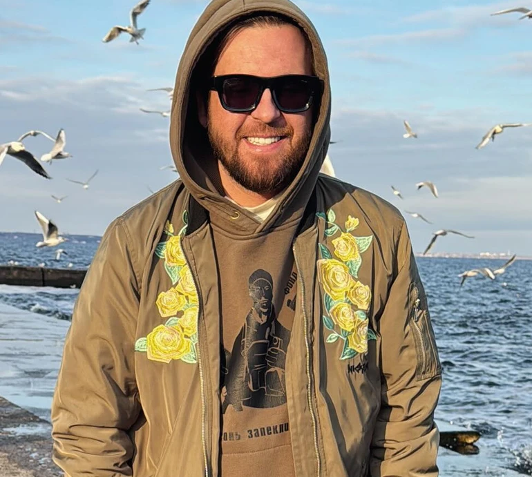 Танчинець романтичним фото за ручки підігрів чутки про роман із піарницею