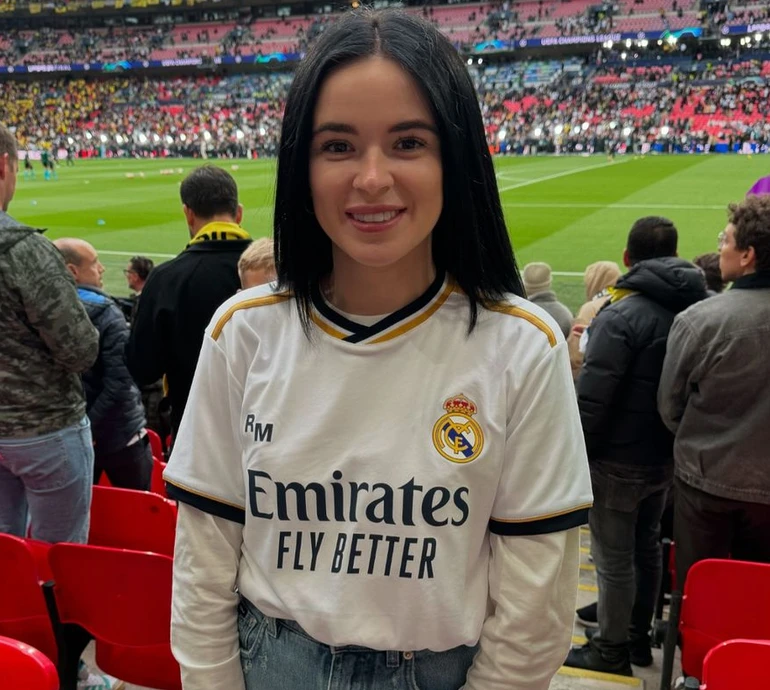 Хижа парочка: дружина футболіста Луніна у бікіні пригорнулася до голоторсого коханого біля басейну. Фото