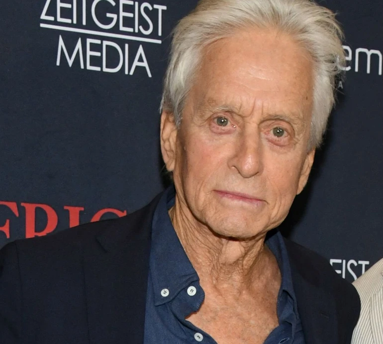 79-річний Майкл Дуглас здійснив рідкісний вихід у компанії сина та дочки. Фото