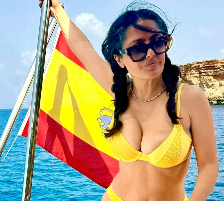 Ідеальне поєднання: 57-річна Хаєк на Ібіці похизувалася сивиною і тілом у бікіні. Фото